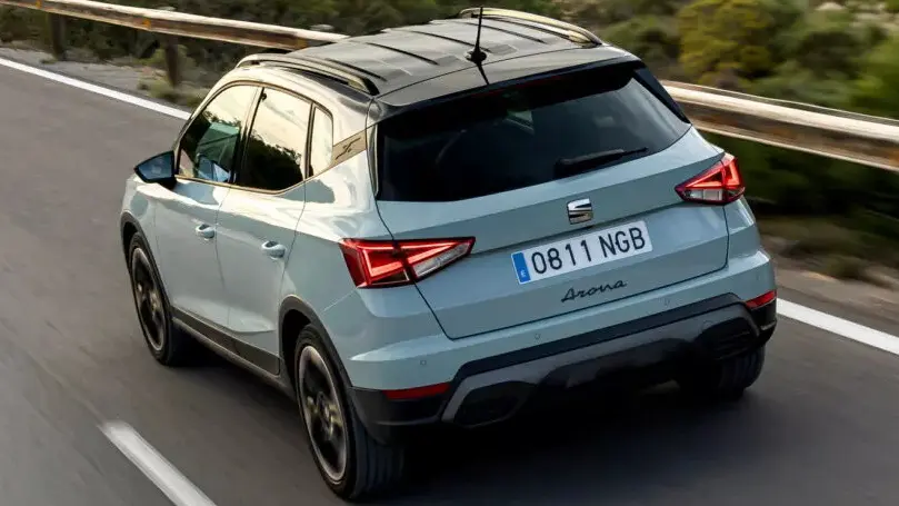 Seat Arona 2026 cinza claro visto de cima e com lanternas acesas