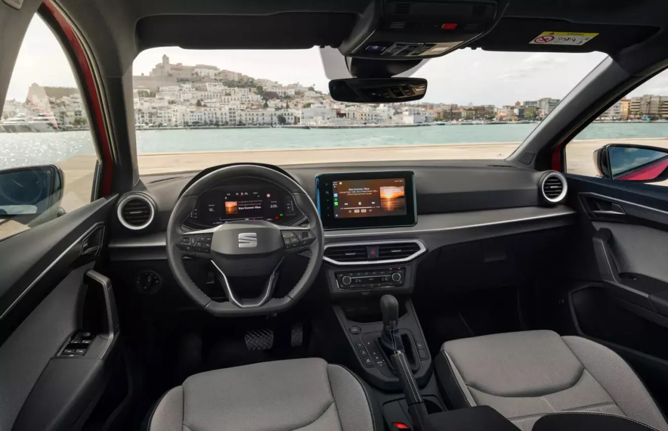 Interior do Seat Ibiza 2026 com telas ligadas