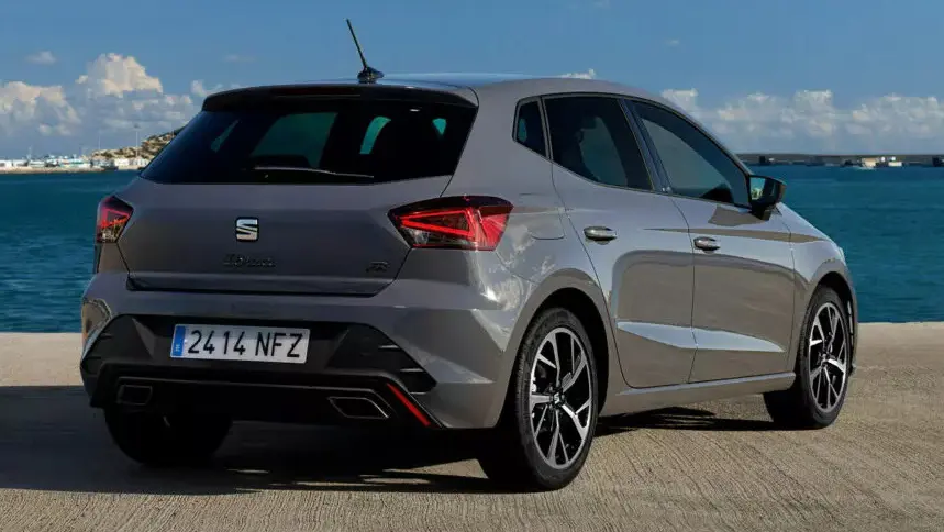 Seat Ibiza 2026 cinza visto de trás