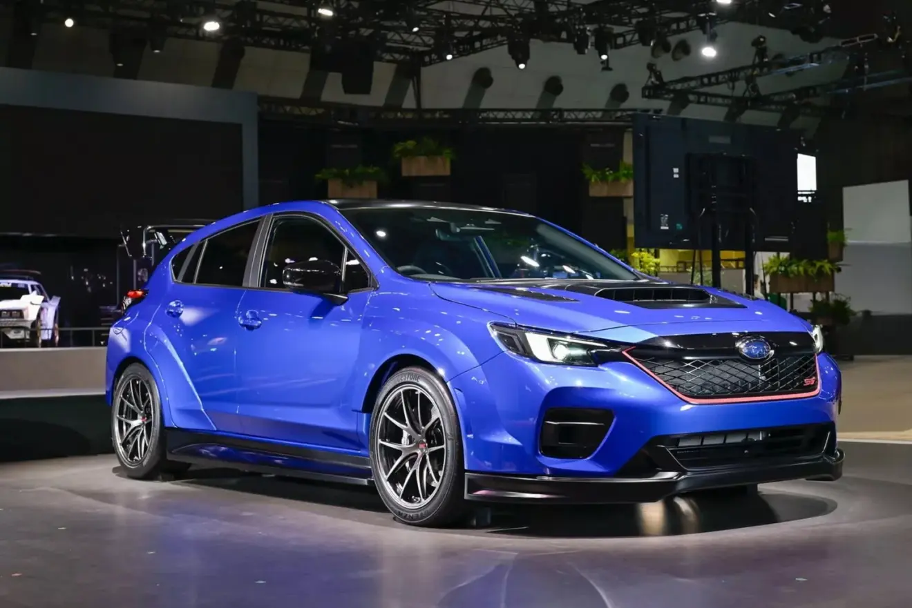 Subaru Performance-B STI azul visto de frente e com faróis acesos