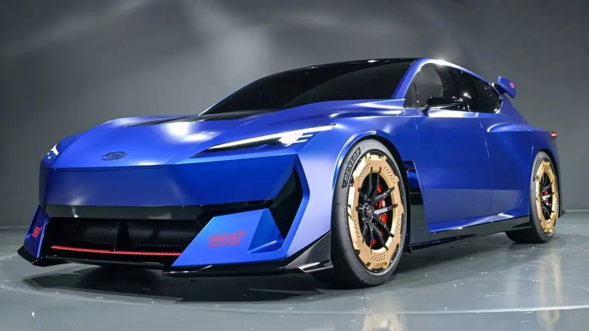 Subaru Performance-E azul visto debaixo e com faróis acesos