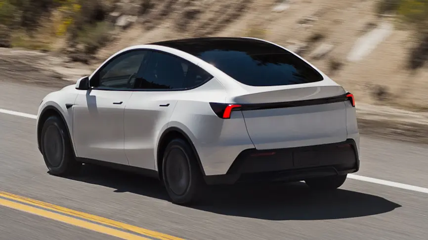 Tesla Model Y Standard branco de traseira vw polo track