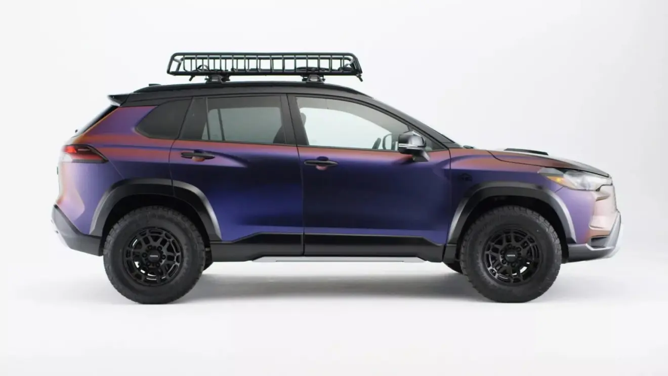 Toyota Corolla Cross Nasu Edition roxo visto de lado