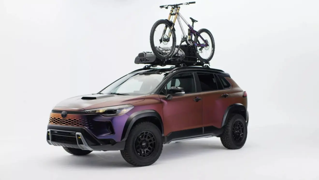 Toyota Corolla Cross Nasu Edition roxo visto de frente e com bicicleta no teto