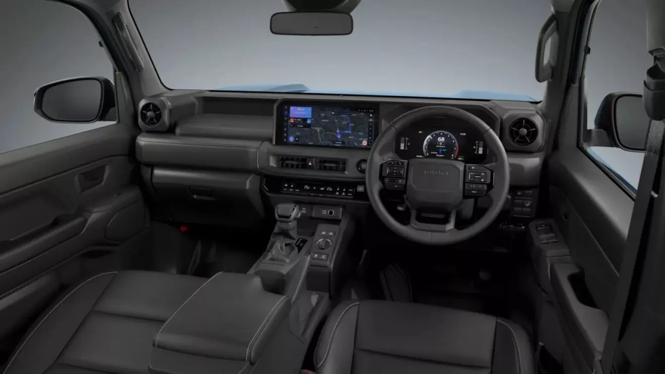 interior com telas ligadas do novo Toyota FJ Cruiser, o Bandeirante da atualidade