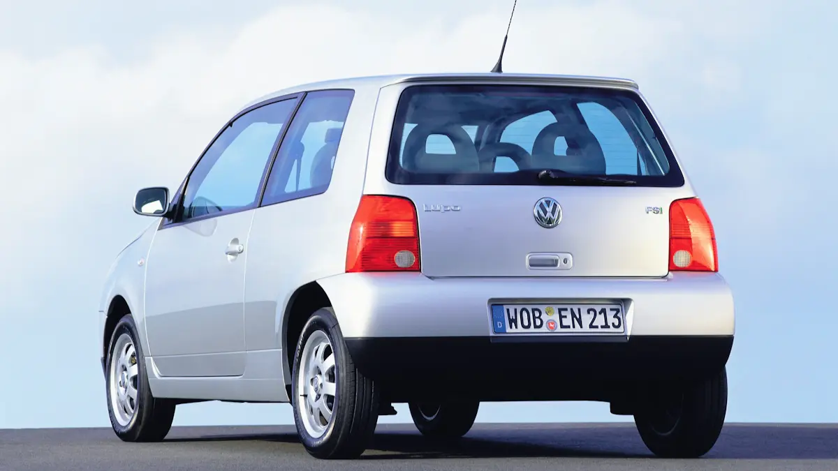 Volkswagen Lupo FSI prata parado de traseira