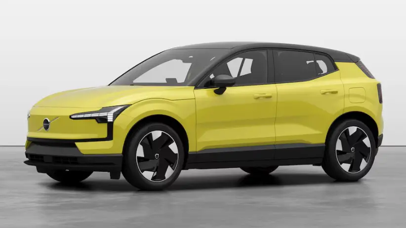 Volvo EX30 Plus amarelo visto de lado e com DRL's acesos