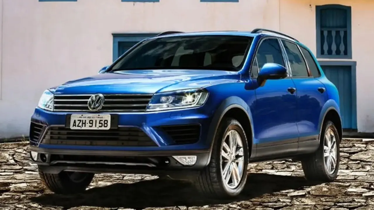 Volkswagen Touareg  azul em movimento