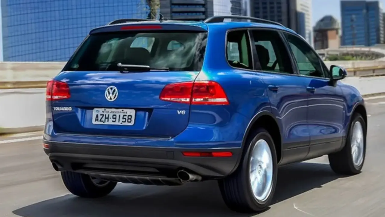 Volkswagen Touareg azul em movimento