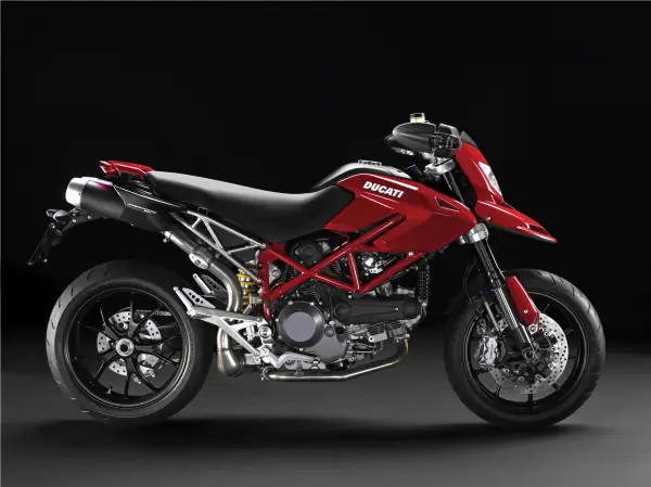 Ducati Hypermotard 1100 vermelha parada de lateral com fundo neutro