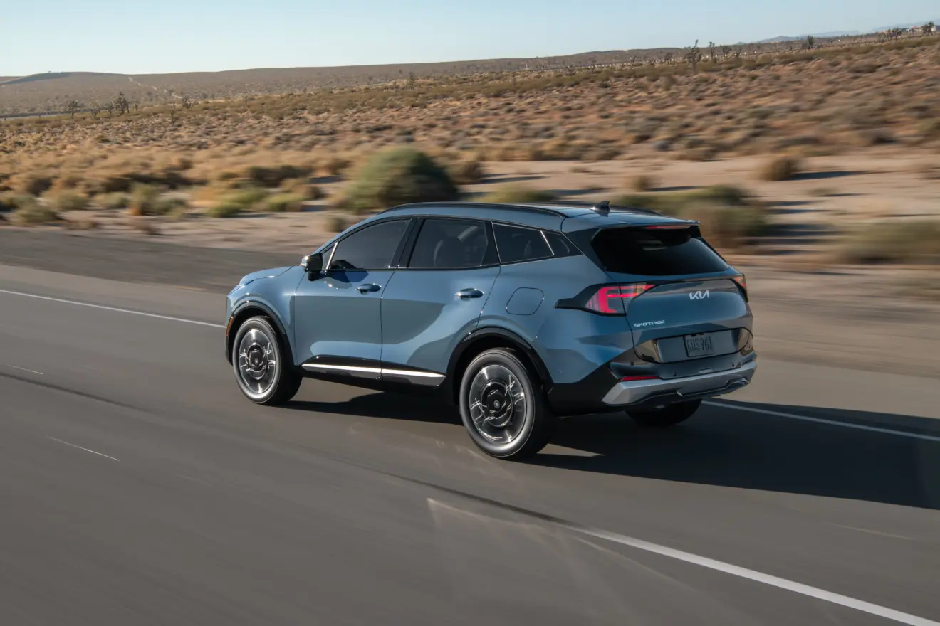 Novo Kia Sportage 2026 cinza em movimento de traseira