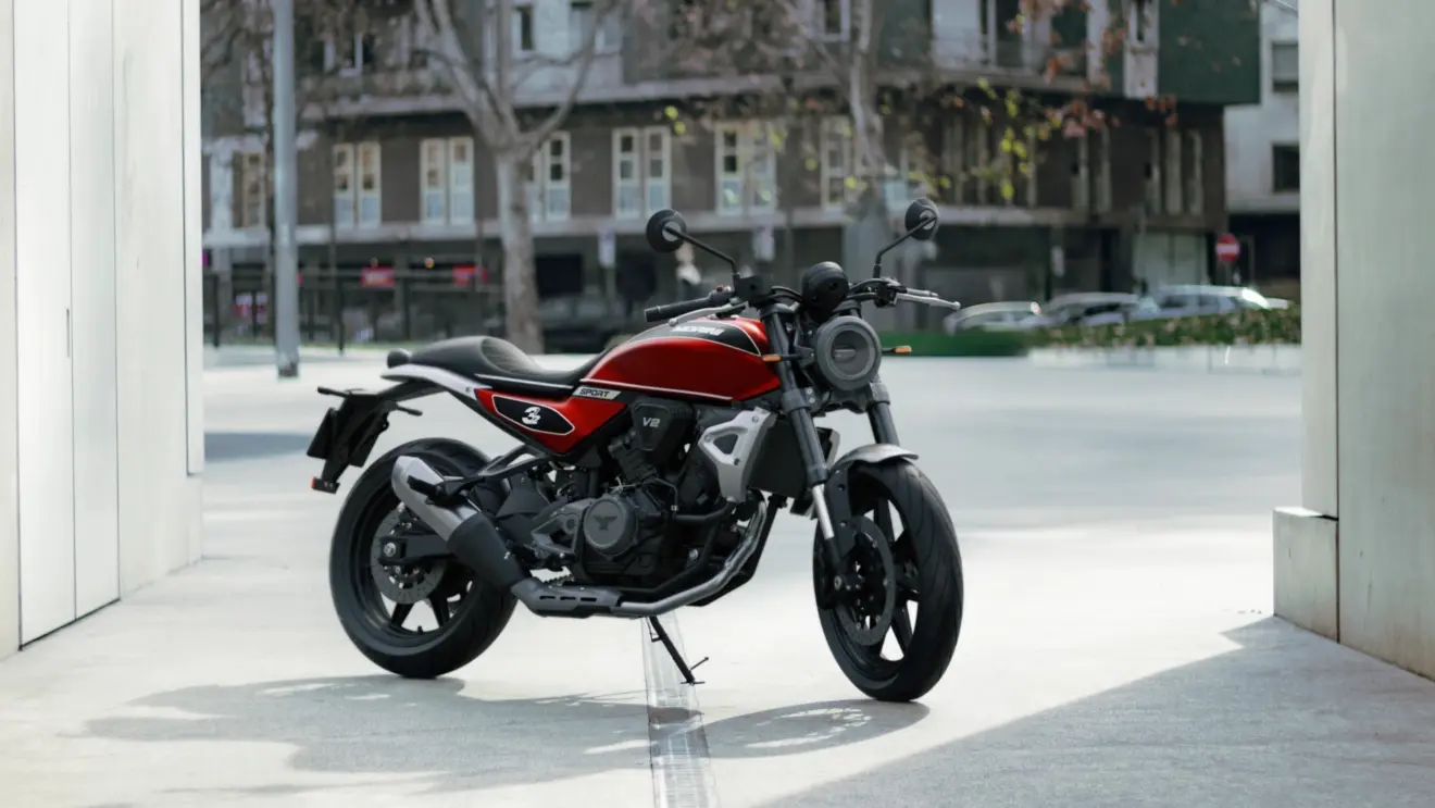 Moto Morini 3½ Sport vermelha parada de frente na calçada