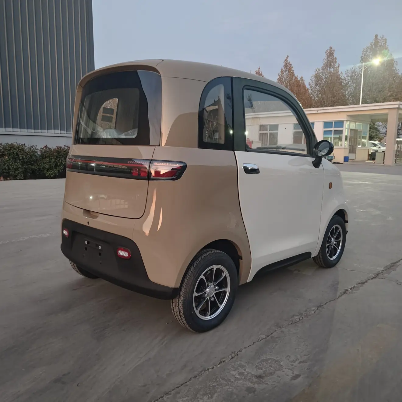 AIMA A05 branco com parte marrom visto de trás