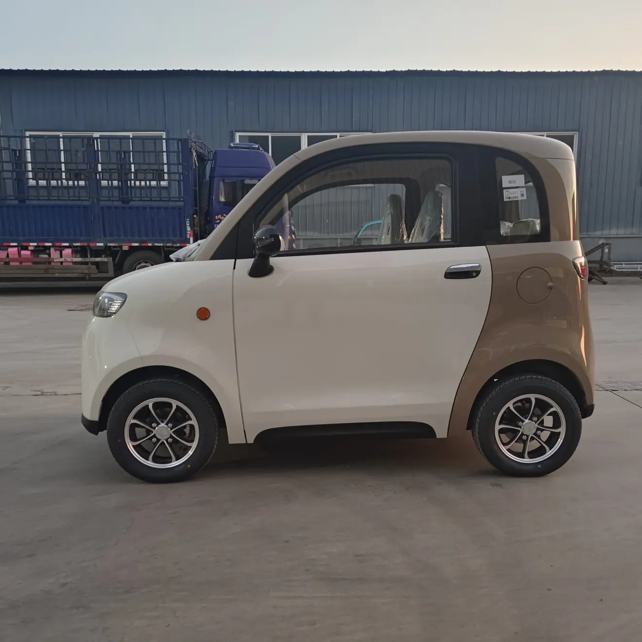 AIMA A05 branco com parte marrom visto de lado