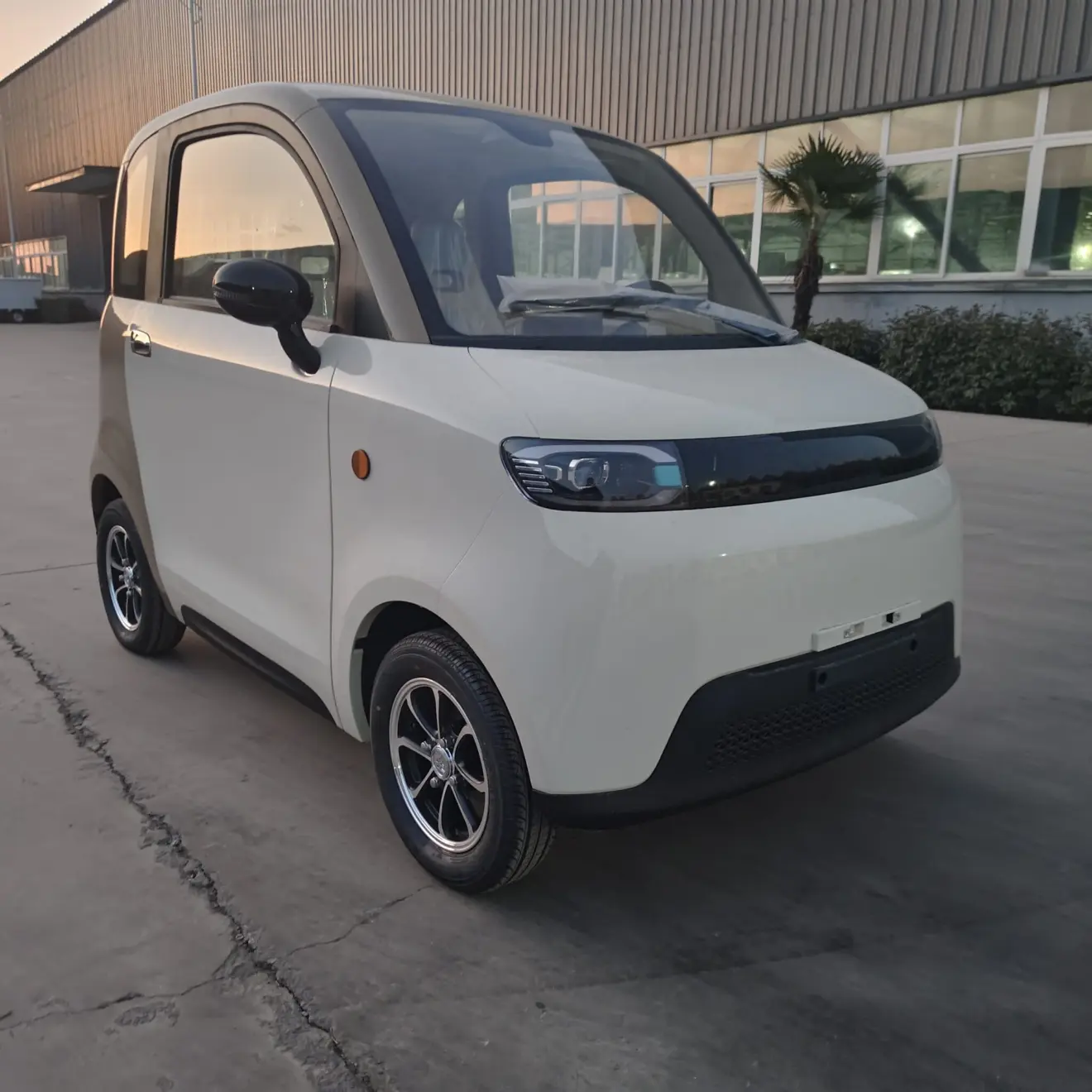 AIMA A05 branco com parte marrom visto de frente