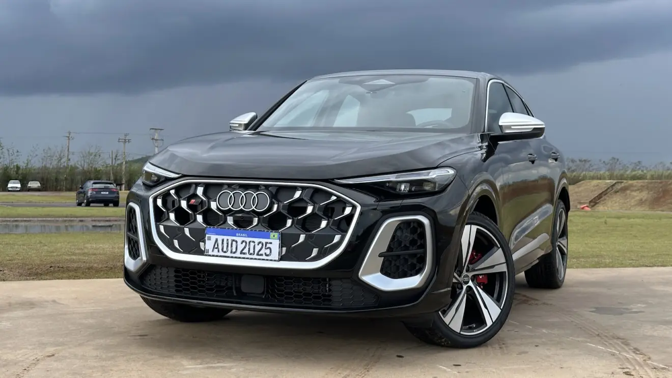 Audi SQ5 Sportback azul parado de dianteira