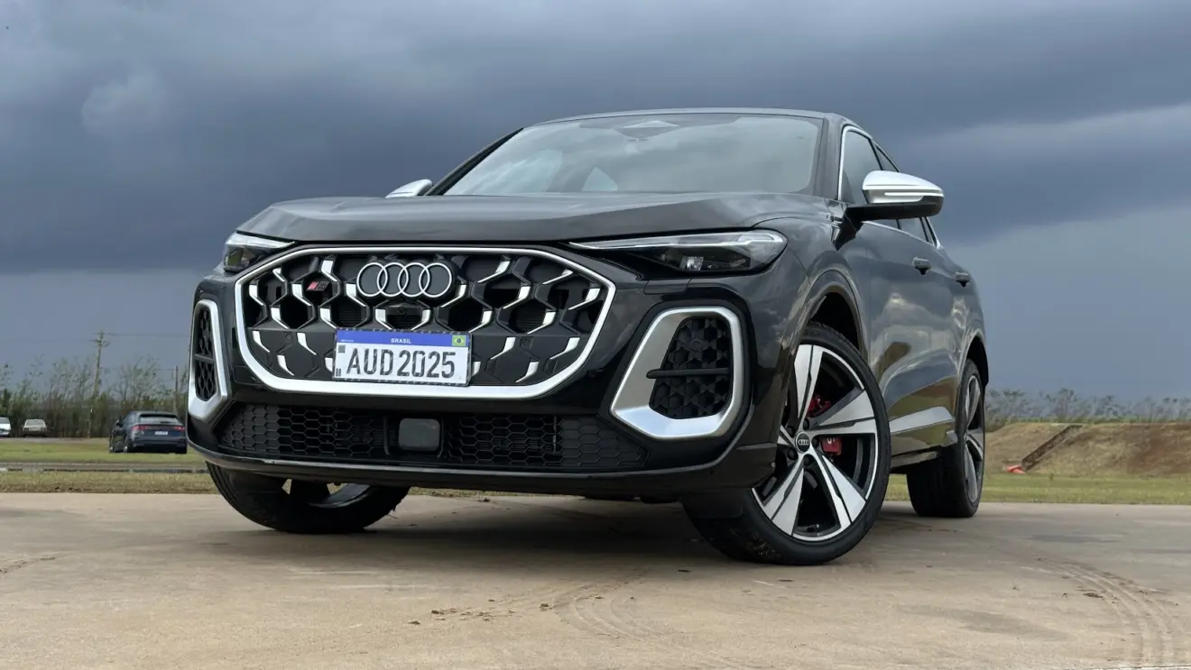 Audi SQ5 Sportback azul parado de dianteira