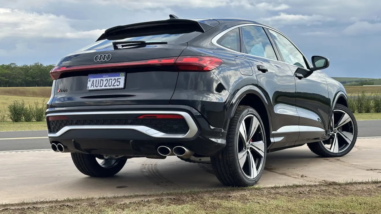 Audi SQ5 Sportback azul parado de traseira