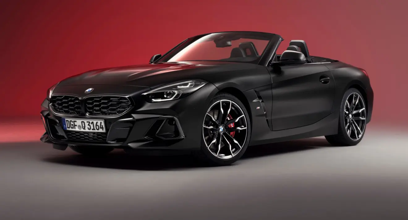 BMW Z4 Final Edition preto parado de frente com fundo vermelho