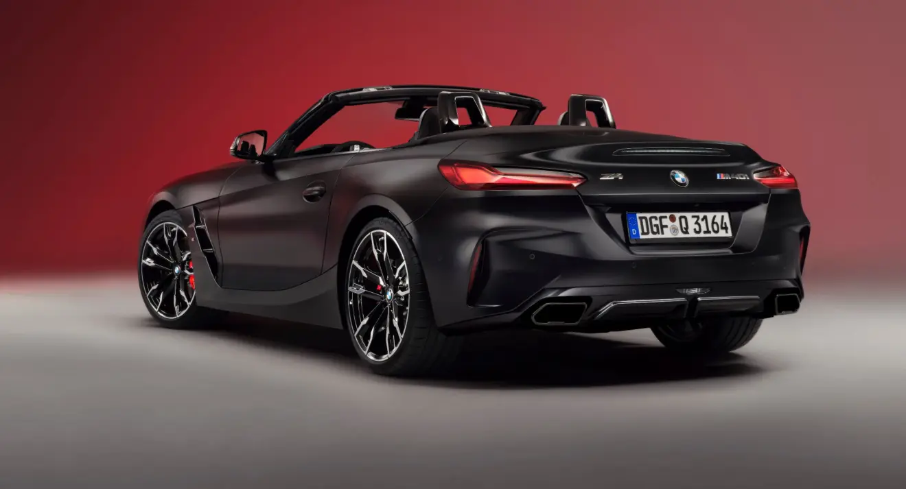 BMW Z4 Final Edition preto parado de traseira com fundo vermelho