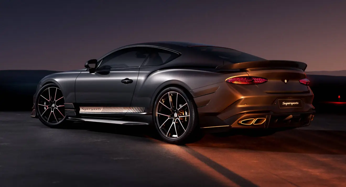 Bentley Supersports cinza parado de traseira