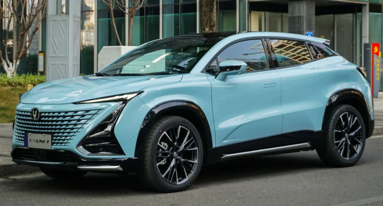 Changan Uni-T azul parado de lateral na rua