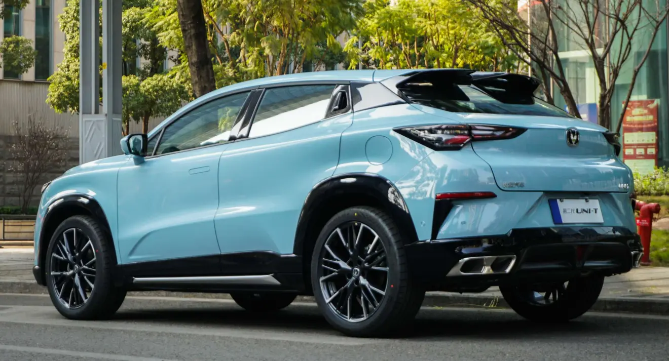 Changan Uni-T azul parado de traseira na rua