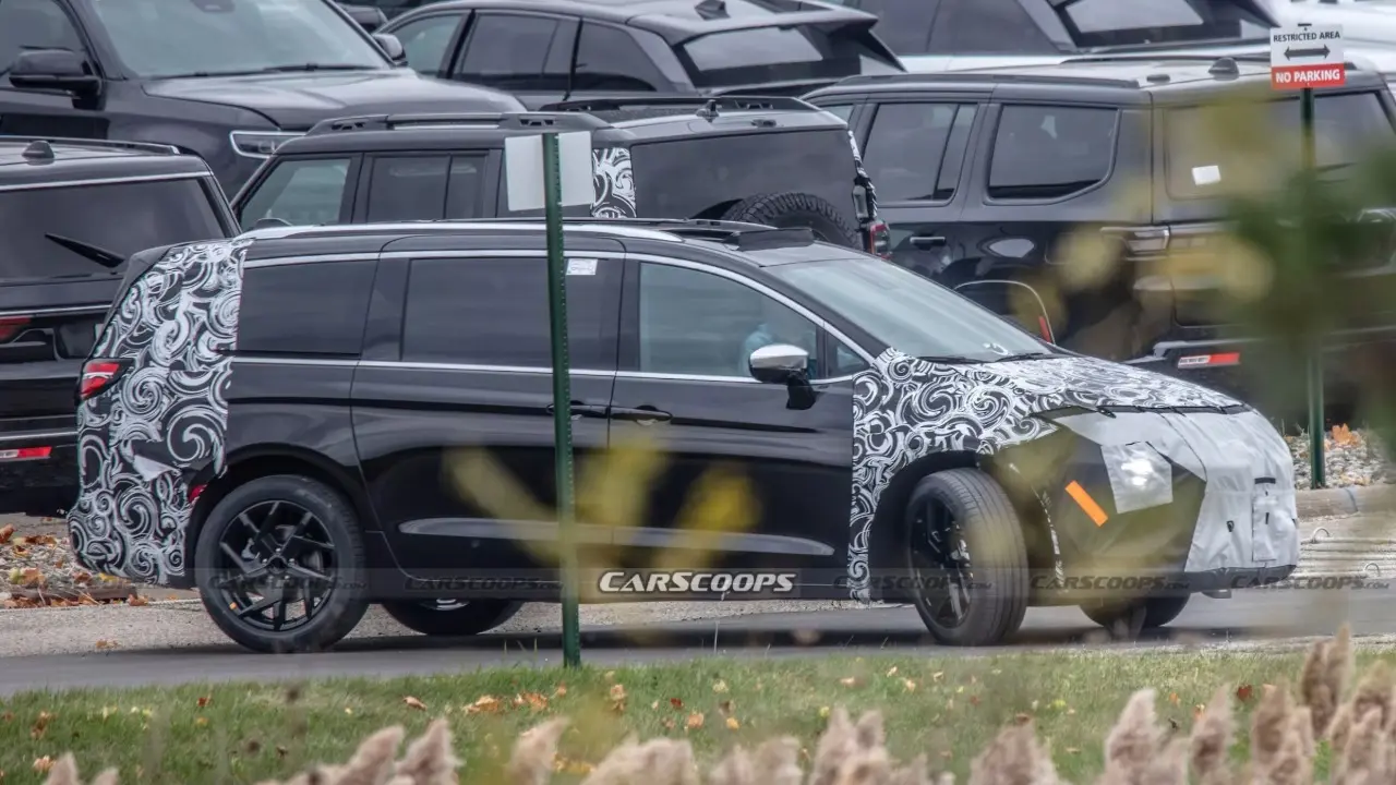 Chrysler Pacifica 2027 flagra camuflado EUA