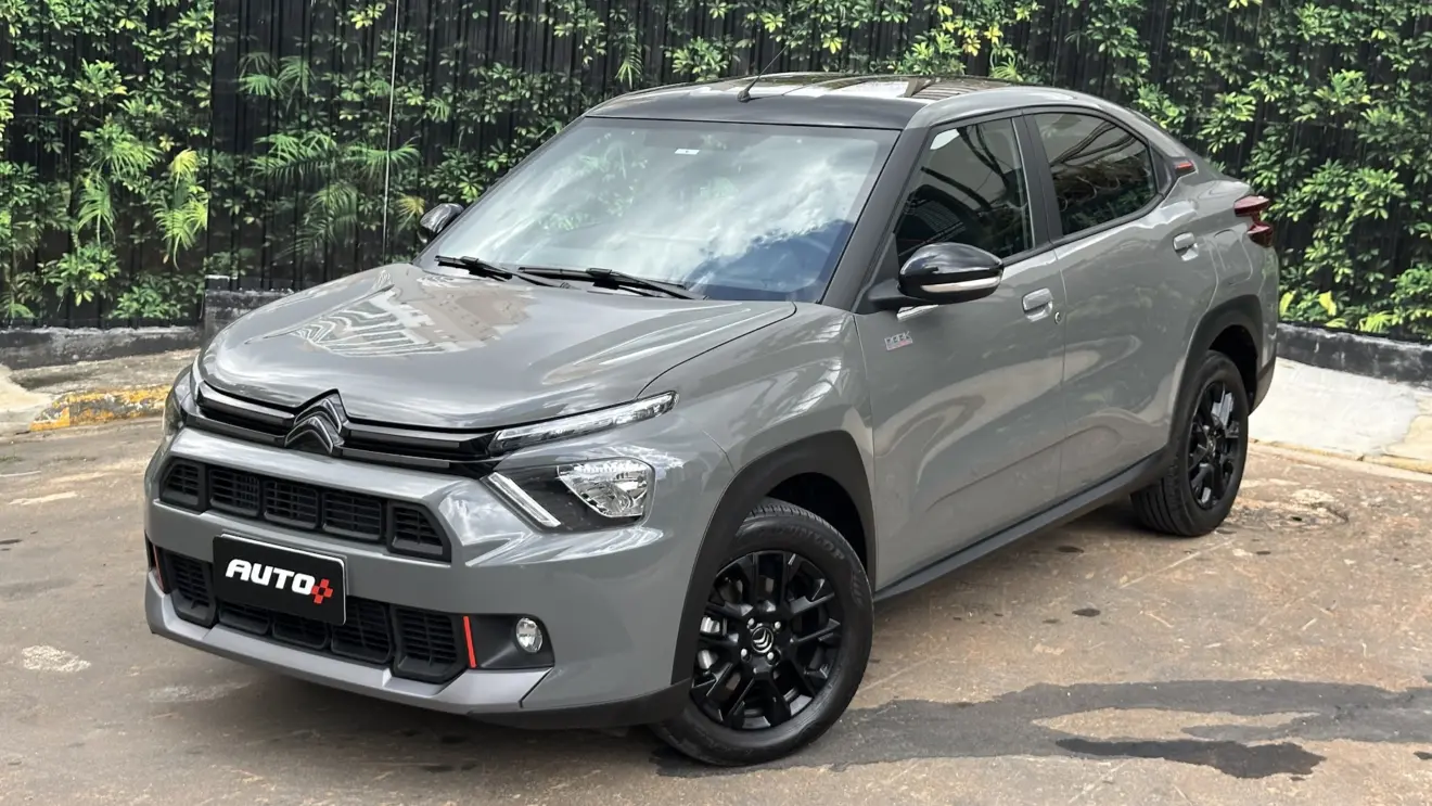 Citroën Basalt Dark Edition cinza parado de frente e visto do alto