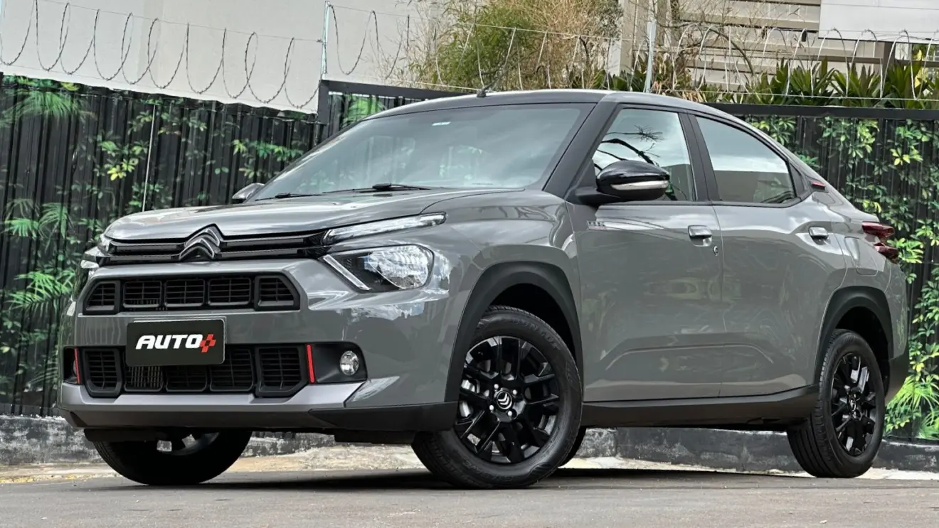 Citroën Basalt Dark Edition cinza parado de frente e visto do alto