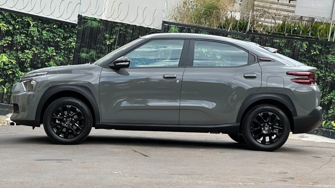 Citroën Basalt Dark Edition cinza parado de lateral