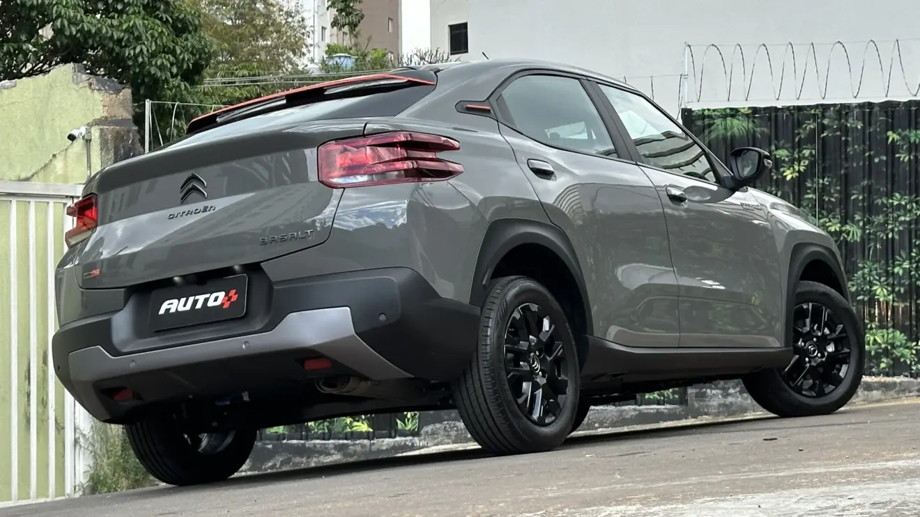 Citroën Basalt Dark Edition cinza parado de traseira