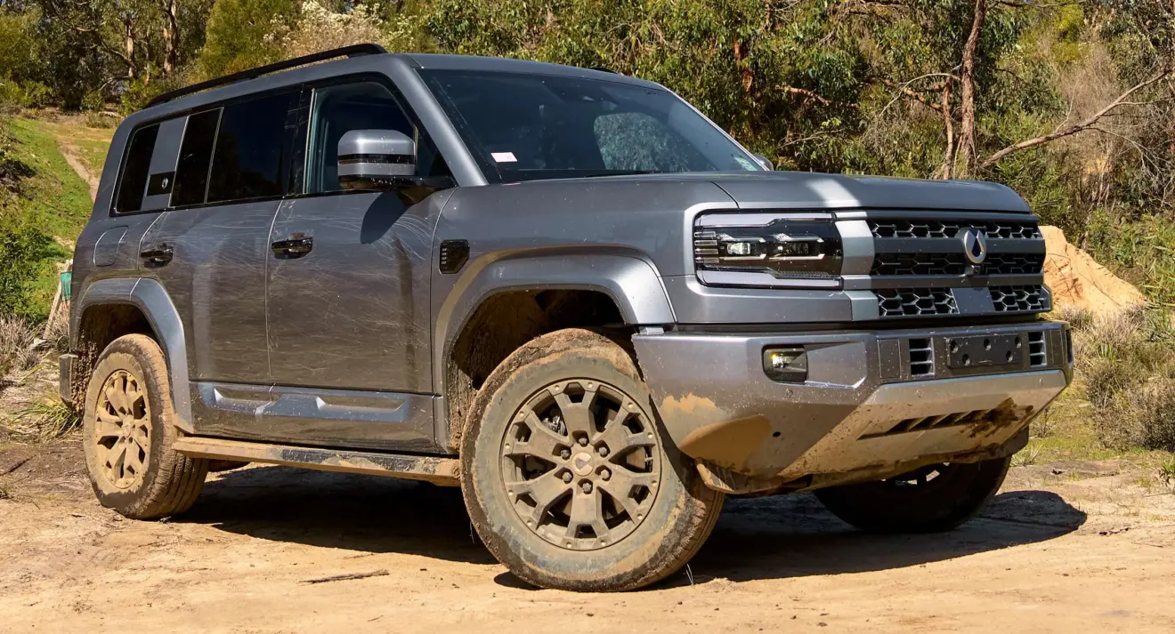 Denza B5 prata parado de frente no off-road