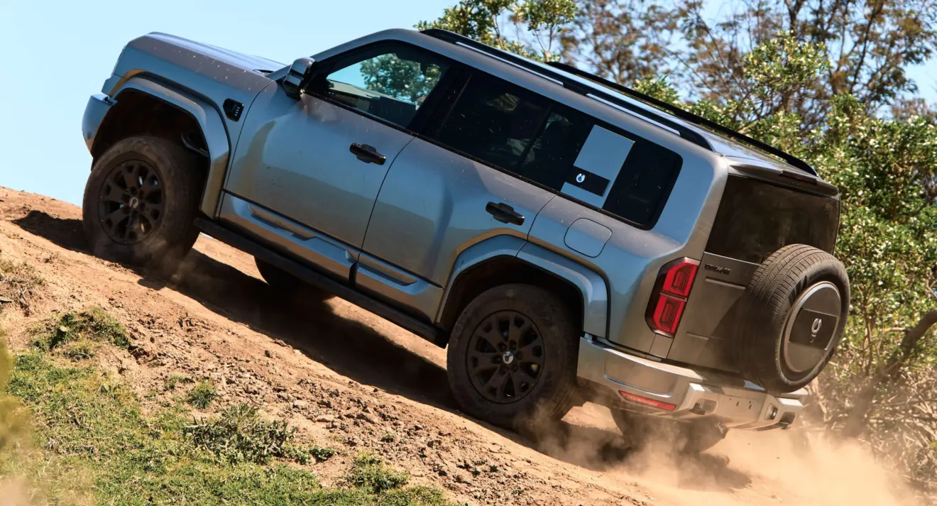 Denza B5 prata andando no off-road de traseira