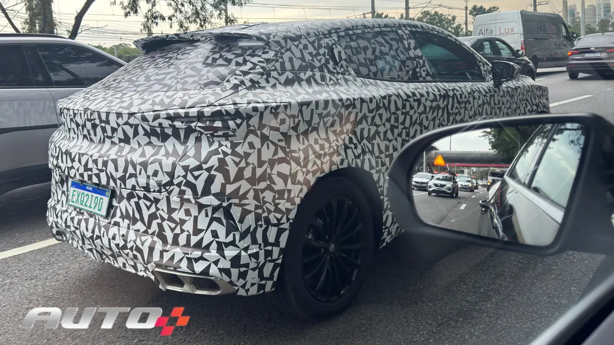 Changan UNI-T Flagra camuflado em São Paulo