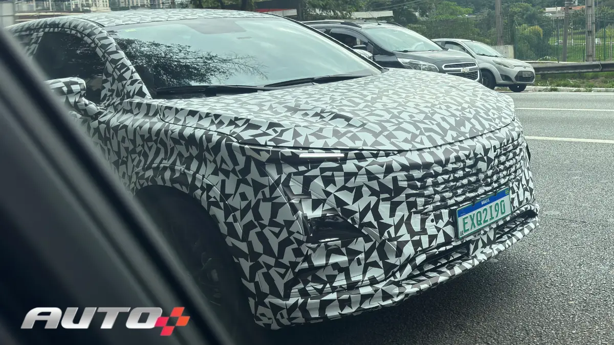 Changan UNI-T Flagra camuflado em São Paulo