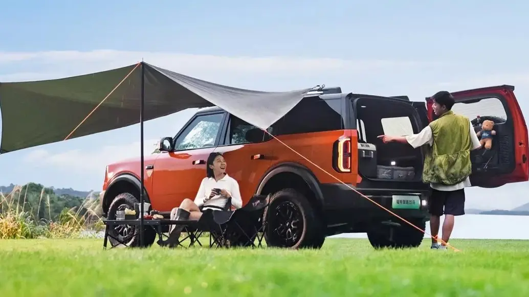 Ford Bronco elétrico com tenda aberta visto de lado