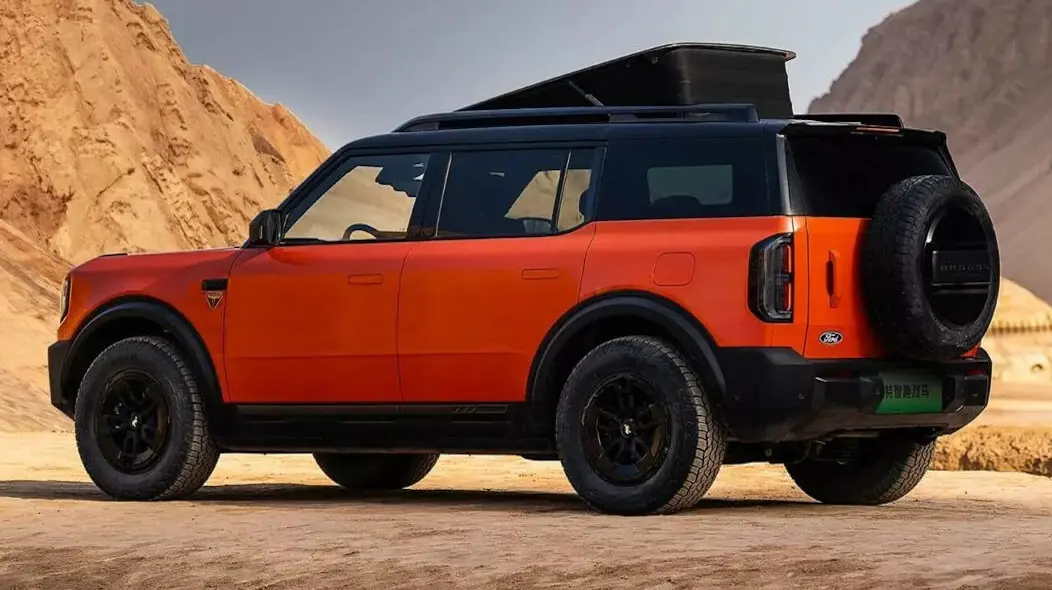Ford Bronco elétrico laranja visto de trás