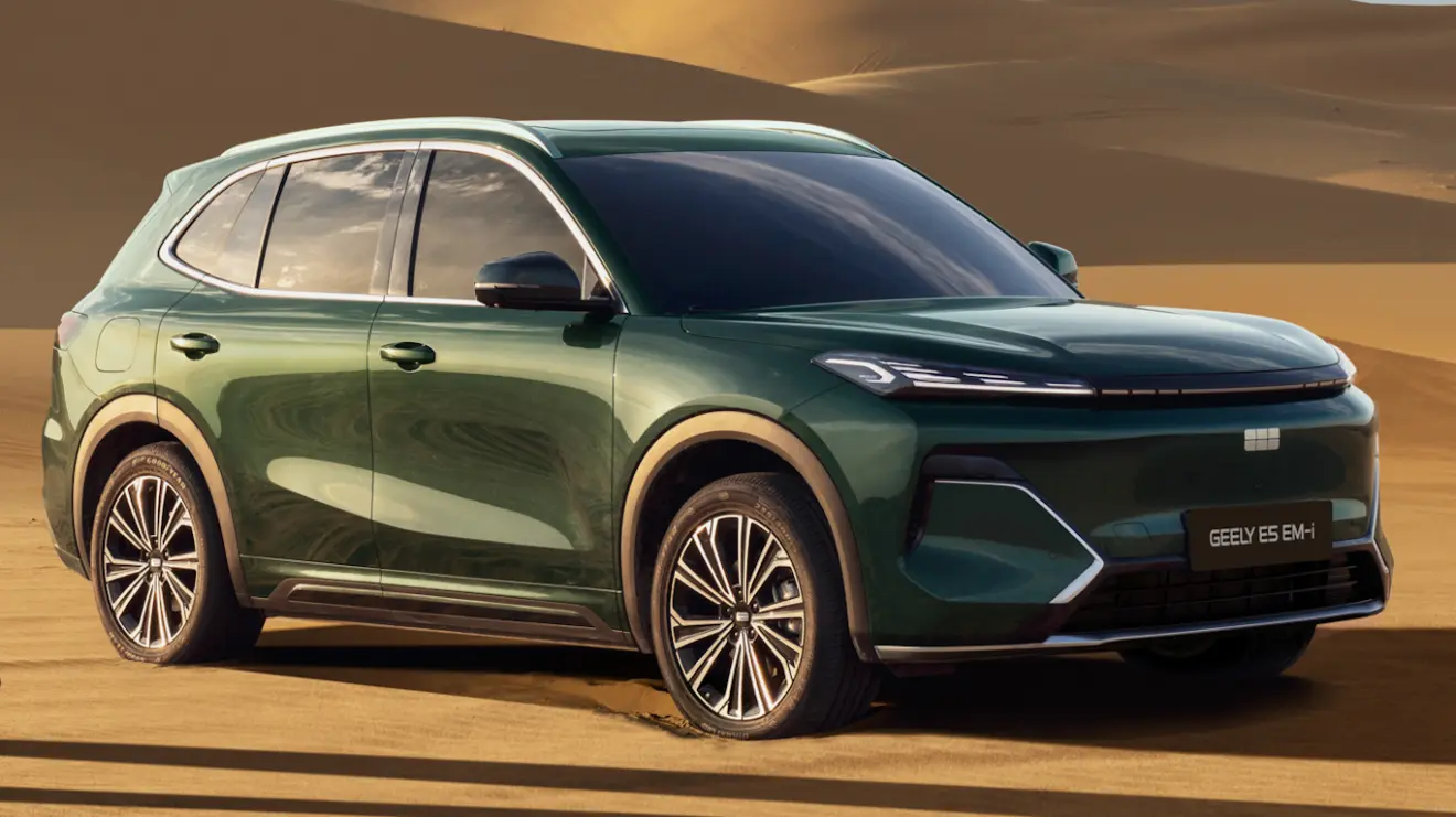 Geely EX5 EM-i verde visto de frente na areia
