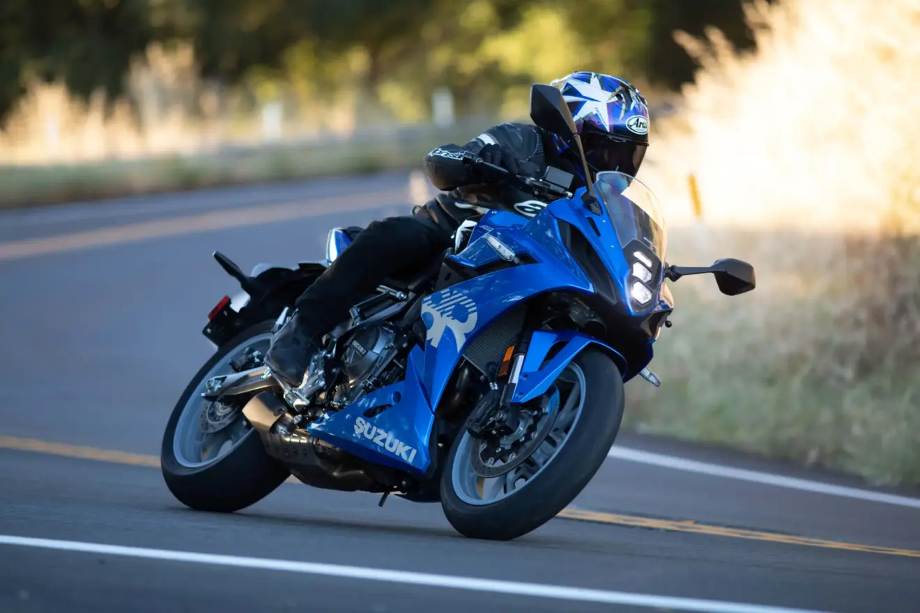Suzuki GSX-8R azul em movimento na estrada