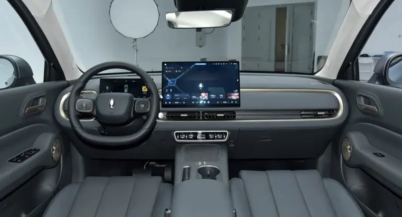 Interior do GWM Ora 5 com quadro de instrumentos digital e multimídia flutuante 