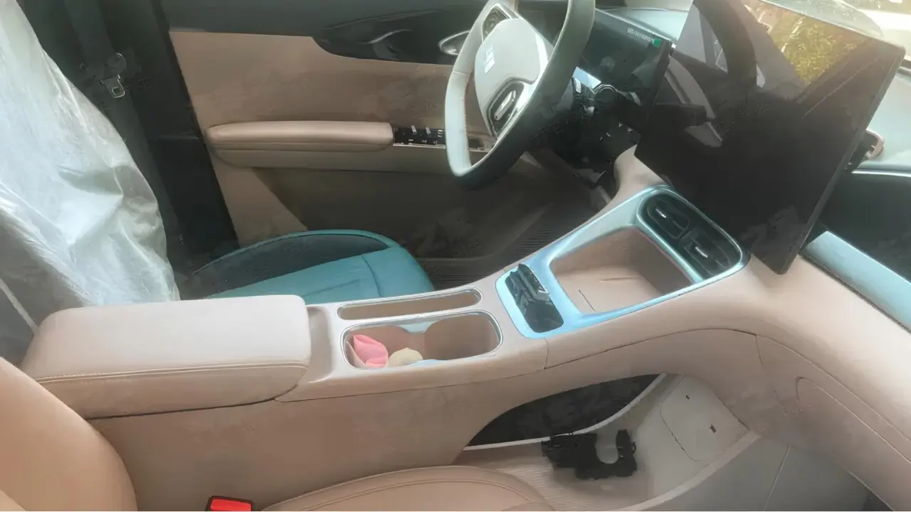 Geely EX2 atualizado China flagra em testes interior
