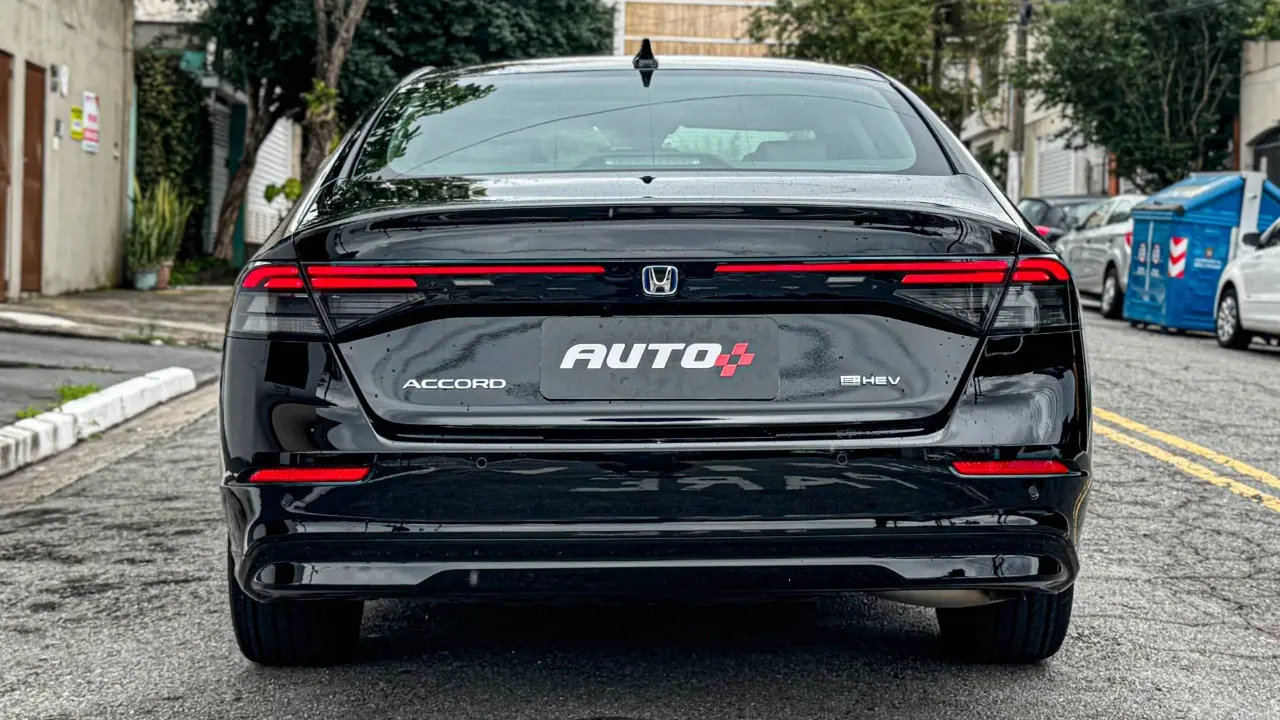 Honda Accord 2026 estático na cor preta para avaliação