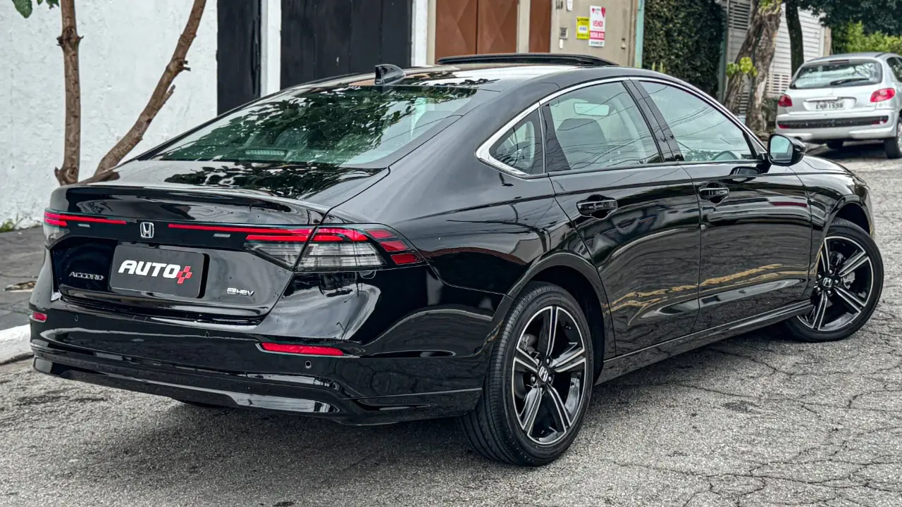 Honda Accord 2026 estático na cor preta para avaliação
