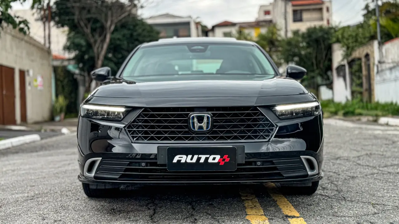 Honda Accord 2026 estático na cor preta para avaliação