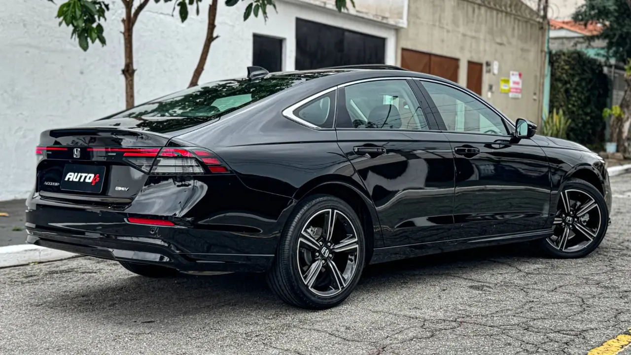 Honda Accord 2026 estático na cor preta para avaliação