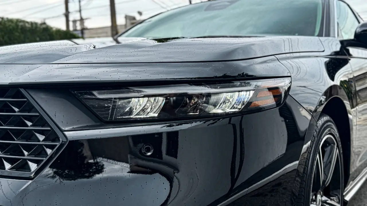 Honda Accord 2026 estático na cor preta para avaliação