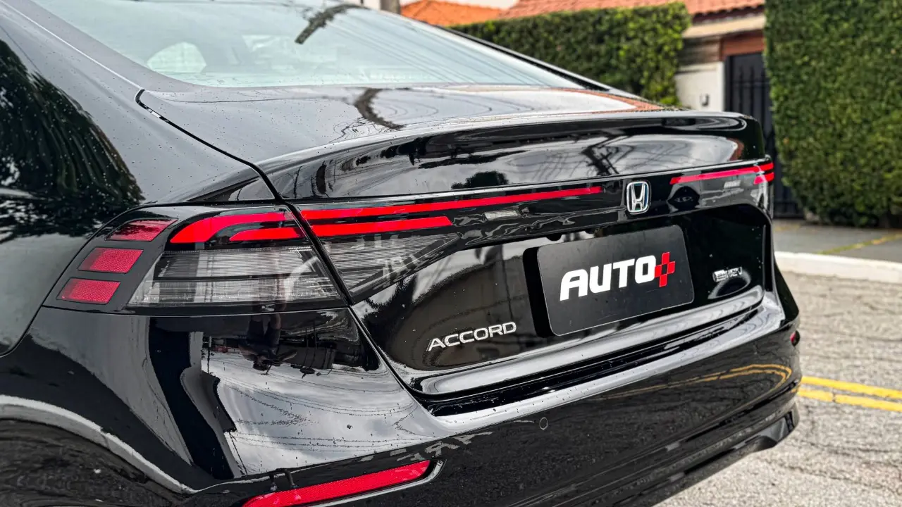 Honda Accord 2026 estático na cor preta para avaliação
