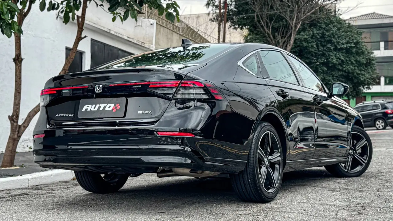 Honda Accord 2026 estático na cor preta para avaliação