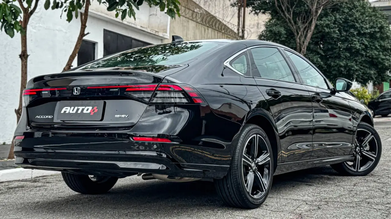 Honda Accord 2026 estático na cor preta para avaliação